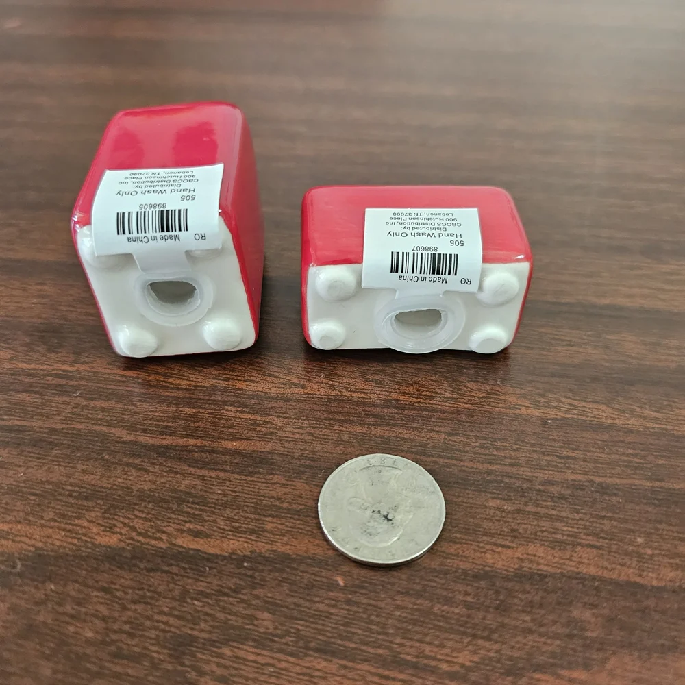 Miniature Salt And Pepper Shakers Shaped As A Refrigerator And A Microwave Oven. - Picture 3 of 4